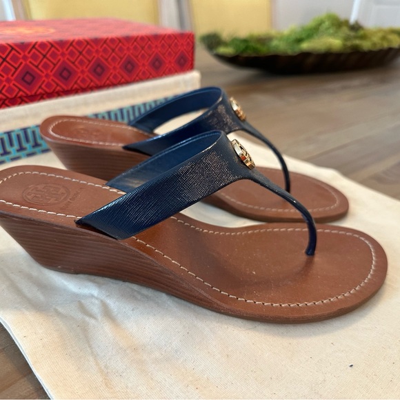 Tory Burch Cameron Wedge Thong Sandals Navy/Gold 8.5 - Picture 2 of 9